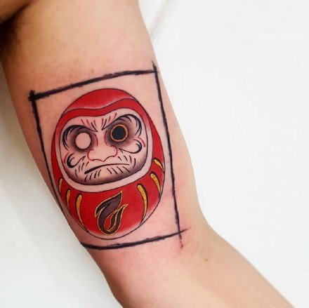 红色调的一组日式达摩蛋纹身作品图案