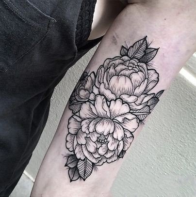 纹在手臂胳膊上的黑灰素花花卉纹身图案欣赏