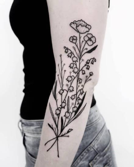 枝桠纹身：黑灰色的花草植物枝条纹身图案9张