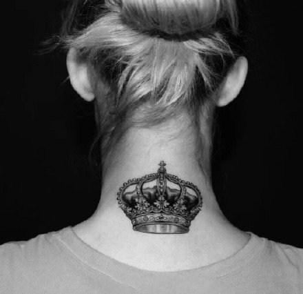 黑色的一组小清新皇冠纹身作品图片