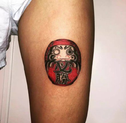 一组手臂上的红色调达摩蛋纹身图案