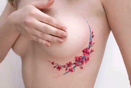 胸侧之花：纹在女性侧胸处性感的花卉小纹身图案