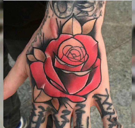 纹在手背的红色school玫瑰纹身作品9张