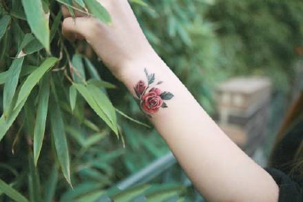 小清新的一组红色小花花纹身作品图片