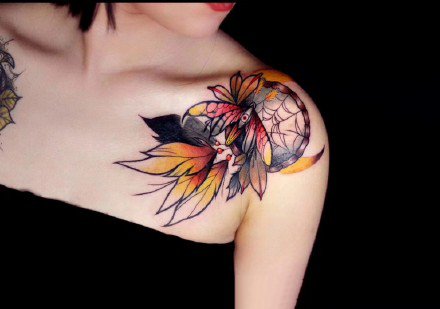 女性肩部刺青：一组纹在女性肩部的school纹身图案