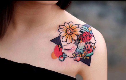 女性肩部刺青：一组纹在女性肩部的school纹身图案