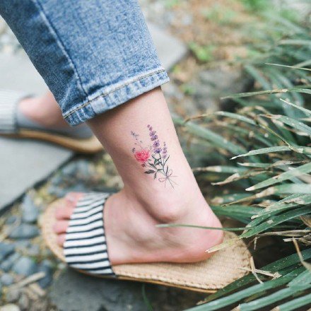 适合女生纹在脚踝处的小清新纹身图片