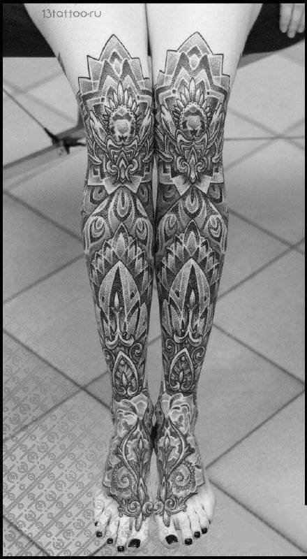 女生两腿上的成对黑灰花腿纹身图案