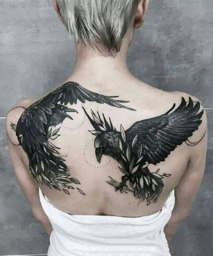 好看的一组大黑色乌鸦纹身作品图案
