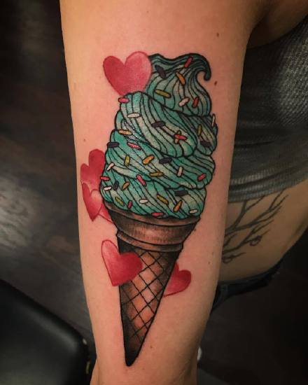 让人忍不住舔一口的冰淇淋纹身图案作品