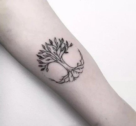 树纹身：9张简约的小黑灰色树木纹身作品图案