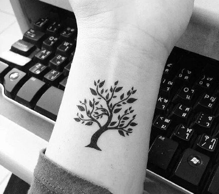 树纹身：9张简约的小黑灰色树木纹身作品图案