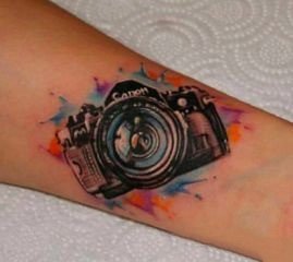 2相机纹身：摄影师很喜欢的相机纹身图案9张