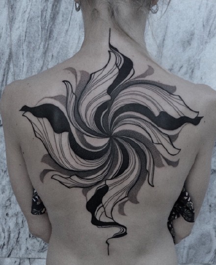 波浪线条组成的创意抽象纹身作品