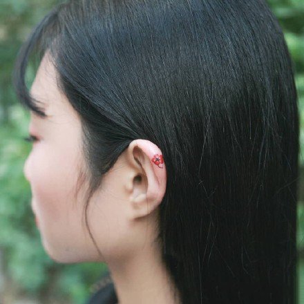 纹在耳朵上面的一组小花花纹身图案