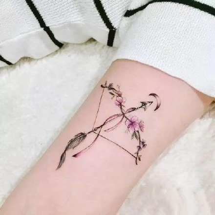 比较小清新的一组花朵弓箭纹身图案