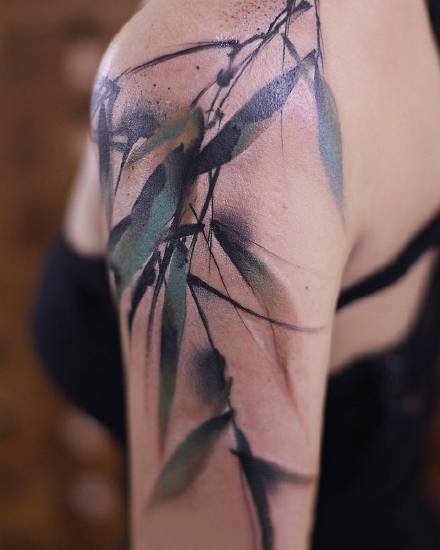 水墨风格的一组花花草草的植物纹身图案