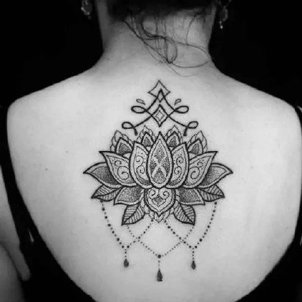美背纹身：女生后背上唯美的黑灰点刺梵花纹身
