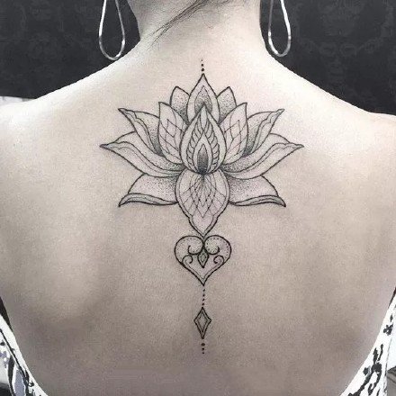 美背纹身：女生后背上唯美的黑灰点刺梵花纹身