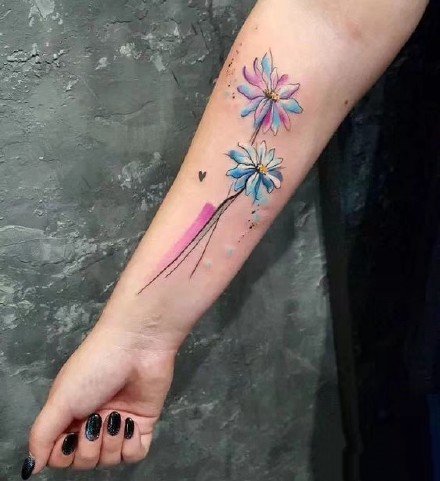小臂花朵：纹在小臂上唯美的花朵系列纹身图案