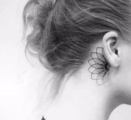 耳背纹身：适合女生纹在耳朵后面的简约小纹身图