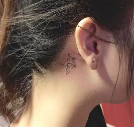 耳背纹身：适合女生纹在耳朵后面的简约小纹身图