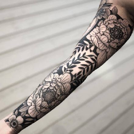 手臂点刺：一组点刺风格的黑色手臂纹身图案