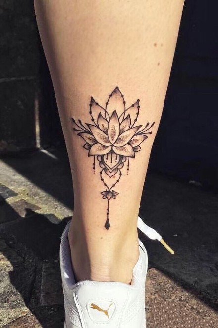 黑灰莲花：适合女生的一组莲花线条纹身图案