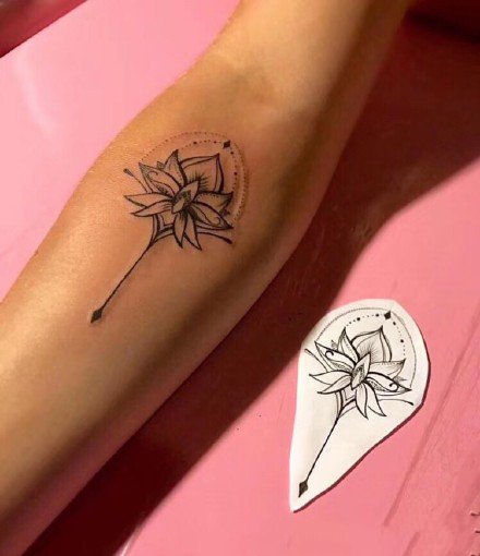黑灰莲花：适合女生的一组莲花线条纹身图案