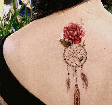 红色花朵：漂亮女孩的带刺红色玫瑰花纹身图案