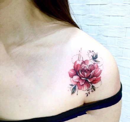 红色花朵：漂亮女孩的带刺红色玫瑰花纹身图案