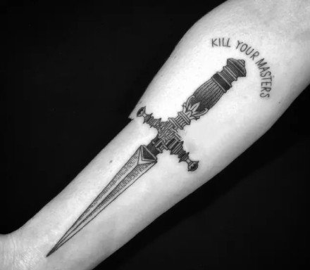 一组纹在小臂的刀剑匕首纹身图案