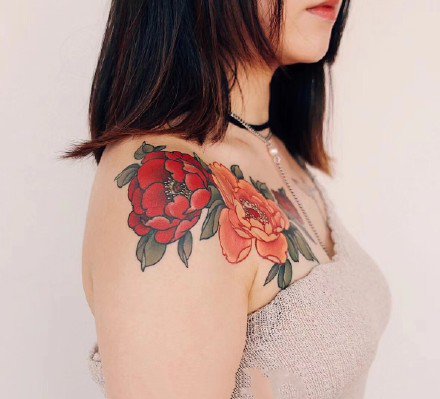 适合女士的红色花卉花朵纹身作品