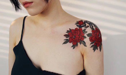 适合女士的红色花卉花朵纹身作品