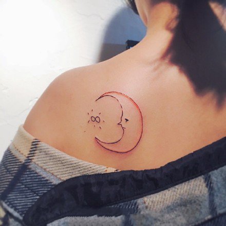 小星月纹身：很简单的小清新星月小纹身图片