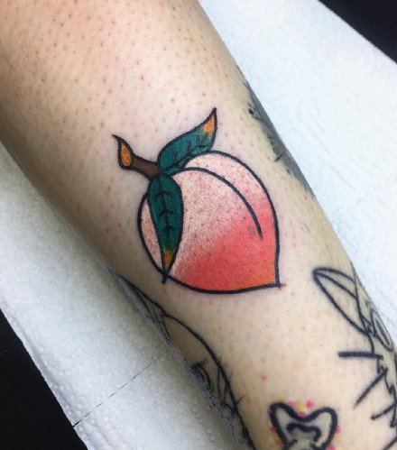 很可爱的一组小桃子纹身图片