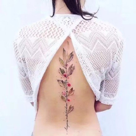 适合女生后背脊椎骨上的漂亮的脊柱纹身