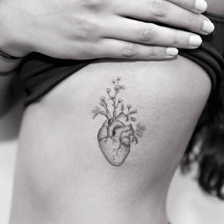 心脏纹身：黑灰色的一组素描心脏纹身图案