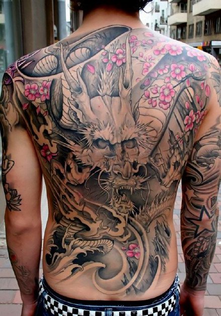 传统风格的一组男性大满背纹身作品赏析