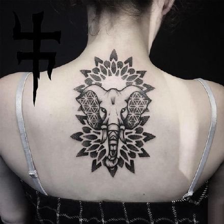 莲花图腾：适合女生做在后背的莲花纹身图片