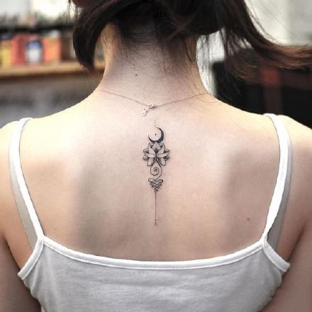 莲花图腾：适合女生做在后背的莲花纹身图片