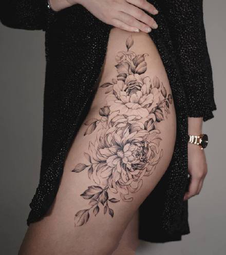 超级性感的女性大腿侧部素花纹身作品