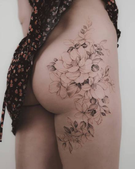超级性感的女性大腿侧部素花纹身作品