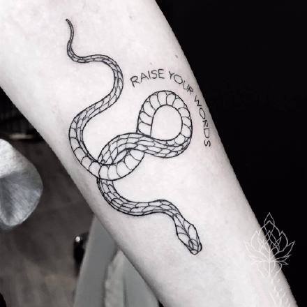小蛇纹身：适合女士的一组黑灰纹身小蛇图案