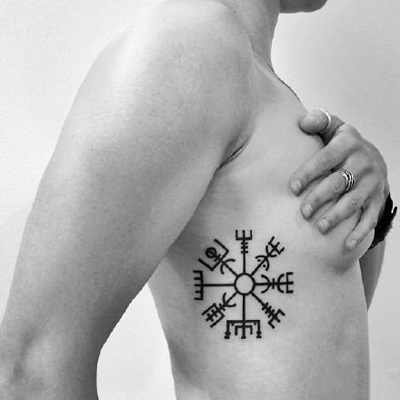 一组维京罗盘的符号图腾纹身图案