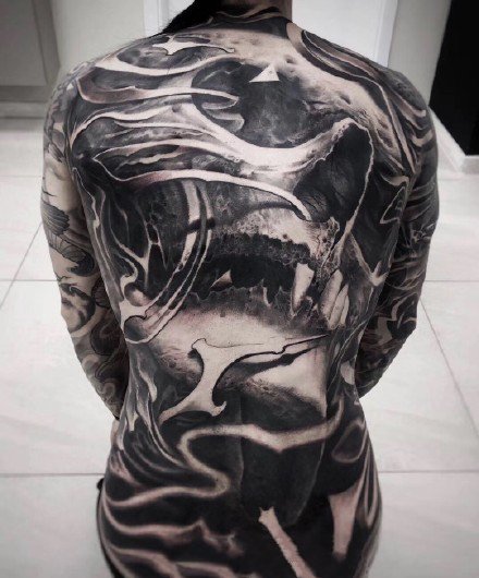 欧美黑灰写实的大面积纹身图案
