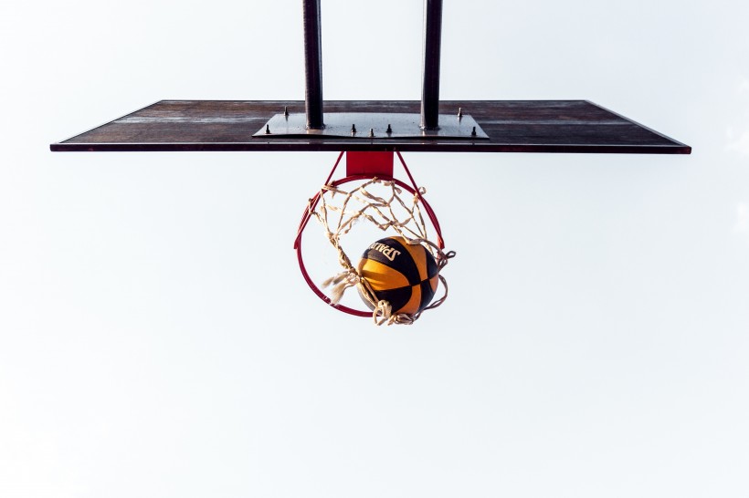 篮球场上的篮球框图片(10张)