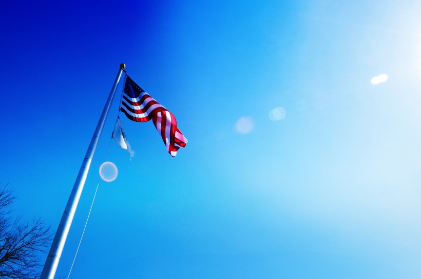 旗杆上的飘扬的美国国旗图片(13张)