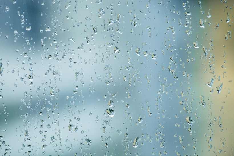 窗外的雨滴图片(14张)