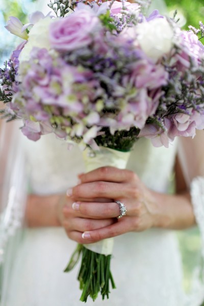 新娘拿着鲜花的图片(10张)